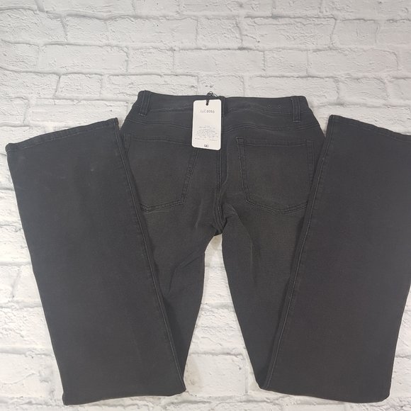 CAbi NWT #3043 Curvy Slim Boot Denim Jean - Picture 6 of 7